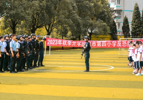 升国旗、反恐演练、法治宣传 凯里公安多举措助力开学第一课|雷火电竞在线登录官网(图6)