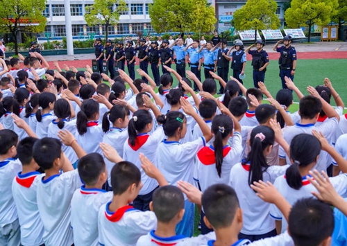 升国旗、反恐演练、法治宣传 凯里公安多举措助力开学第一课|雷火电竞在线登录官网(图5)