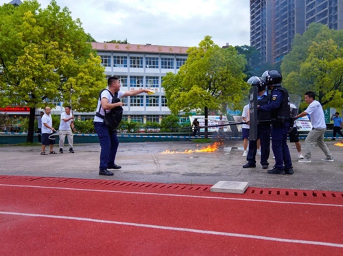 升国旗、反恐演练、法治宣传 凯里公安多举措助力开学第一课|雷火电竞在线登录官网(图10)