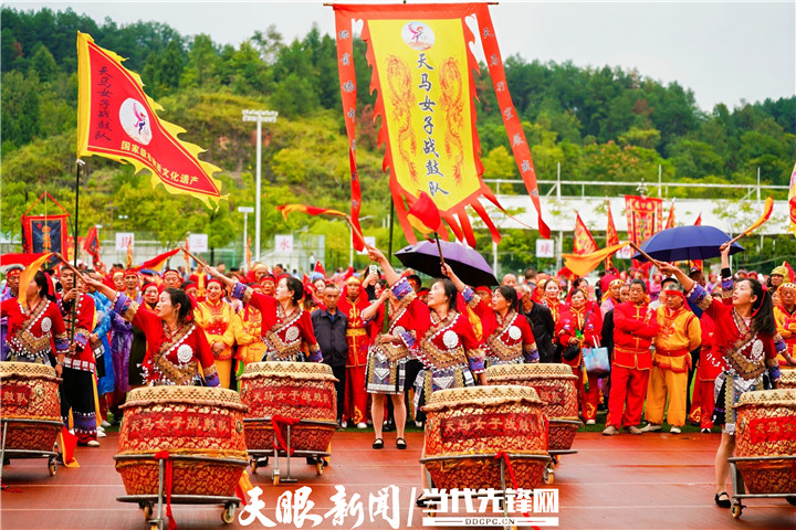 20241001，贵州省岑巩县㵲水街道，民间艺人在表演思州战鼓。杨胜鹏供图 (135)_副本.jpg